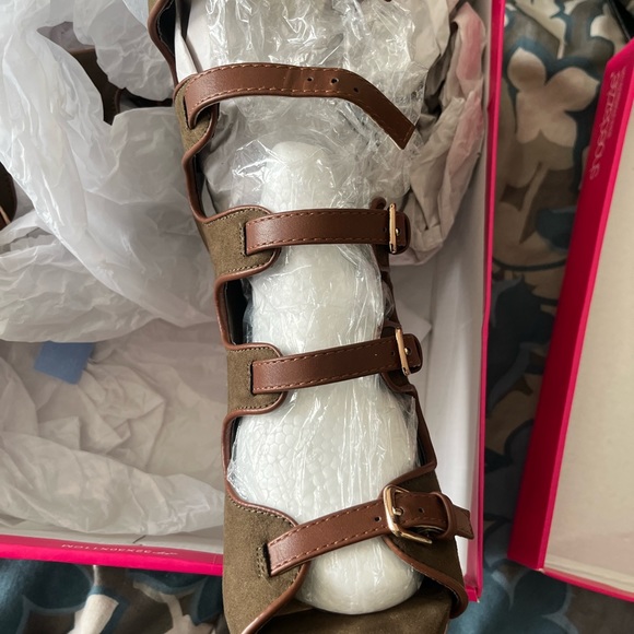 Shoes - Picture 6 of 16